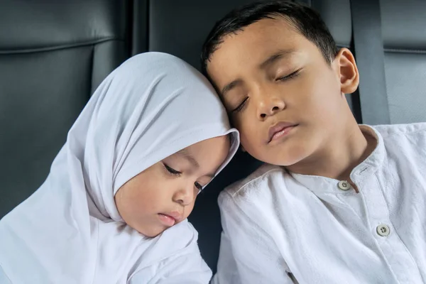Muslimische Geschwisterkinder Schlafen Während Der Fahrt Friedlich Auf Dem Rücksitz Stockbild