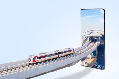 Büyük bir telefon ekranında istasyona giden bir raylı ayın kolaj fotoğrafı.