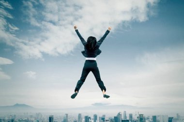 Şehrin Üstündeki Başarı 'nı Kutlayan Güvenilir İş Kadını