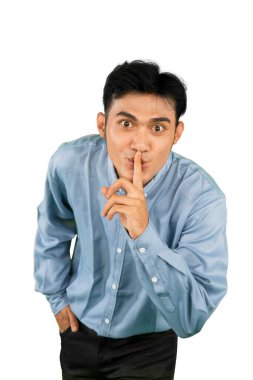 Mavi Gömlekli Dudaklı Adam Sessizliği Hareketlendiriyor