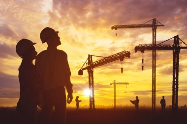 Sunset 'teki inşaat alanını Crane kulesiyle denetleyen mühendisler.