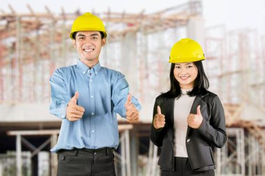 İnşaat sahasında Başparmak Veren Mutlu Mühendisler