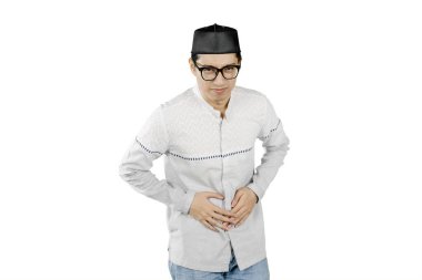 Kırmızı Alışveriş Çantası Tutan Genç Müslüman Adam