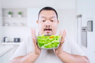 Taze Yeşil Salata Tutan Şaşkın Adam