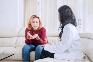 Profesyonel Danışmanla Terapi Seansı Sırasındaki Duygularını İfade Eden Kadın