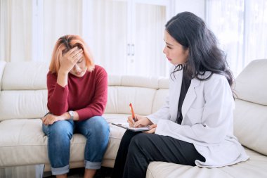 Terapi seansında Sorunlu Kadın 'ı Dinleyen Psikolog