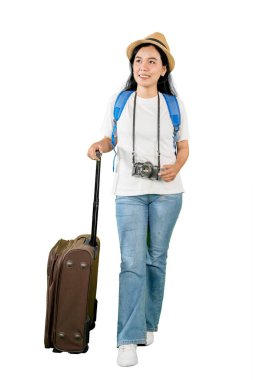 Mutlu Kadın Gezginler Bavul ve Kamera ile Yürüyor