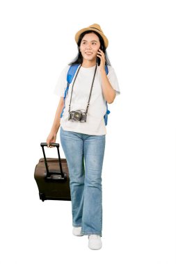 Bagajda Yürürken Telefonda Konuşan Mutlu Bayan Gezgin