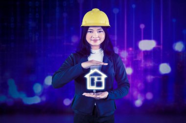 Fütürist Arkaplanda Dijital Akıllı Ev Hologramı Tutan Kadın Mühendis