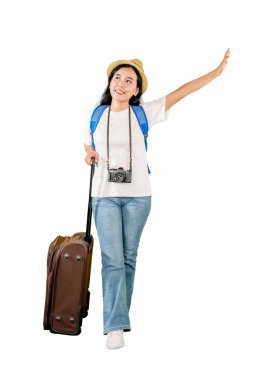 Neşeli Genç Bayan Gezgin Beyaz Arkaplan 'da tek başına Bavulunu çekerken El sallıyor