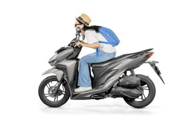 Heyecanlı Kadın Gezgin Yarış Pozu 'nda Scooter' a yaslanıyor