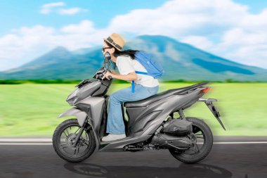 Heyecanlı Kadın Gezgin Scooter 'la Manzaralı Dağ Arkaplanıyla Hızlanıyor