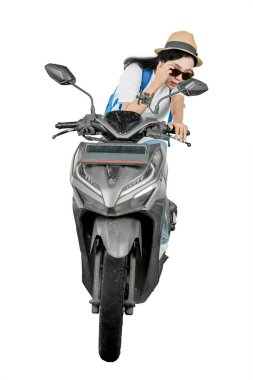 Kendine güvenen kadın gezgin Scooter sürüyor ve güneş gözlüğünü ayarlıyor