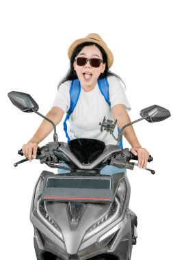 Neşeli bir ifadeyle Scooter süren Heyecanlı Genç Kadın