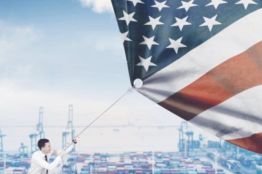 ABD Ticaret ve Ekonomi Temsilcisi Amerikan Bayrağını Çeken İşadamı