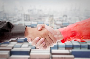 Ticaret Anlaşması ve Ortaklığı Sembolize eden Nakliye Konteynırları Üzerinde İş Tokalaşması
