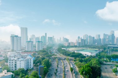 Gökdelenlerle ve Endonezya 'nın açık bir gününde Yoğun Otoyol ile Jakarta City' nin Gökyüzü Görüntüsü