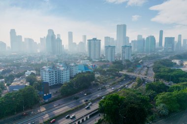 Jakarta, Endonezya 'da Yüksek Binalar ve Otoyol ile Modern Kentsel Şehir Manzarası