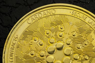 Bir Altın Cardano 'nun (ADA) Karanlık Arkaplandaki Şifreleme Parasının Yakın Çekimi