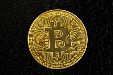 Siyah Arkaplanda Parlak Altın Bitcoin Şifreleme Parasının Yakın plan Çekimi