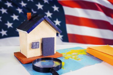 Minyatür Ev ve Amerikan Bayrağı ile ABD 'de Gayrimenkul ve Gayrimenkul Yatırımı