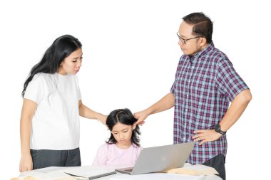 Evde Çevrimiçi Öğrenme Oturumu sırasında Katı Ebeveynler Kızlarını Kınıyor