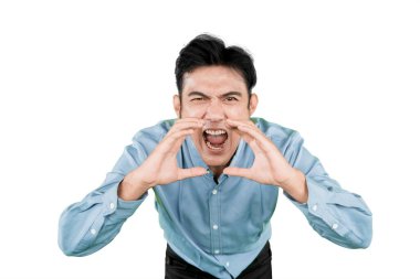 Kızgın Asyalı genç adam elleri ağızında bağırıyor, beyaz arka planda soyutlanmış.