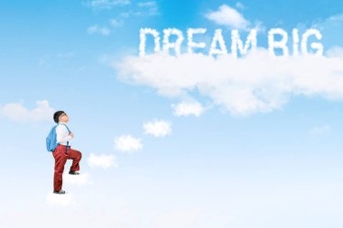 Çocuk Bulut Adımları 'na tırmanıyor Gökyüzündeki 