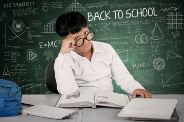 Sınıfta Sıkıcı Öğrenci Gözlüklü Okula Dönüş Kiremit Tahtasının Önündeki Masada Oturuyor