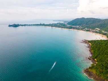 Koh Lanta adasının insansız hava aracı görüntüsü - Long Beach. Beyaz kumlu ve turkuaz okyanuslu ünlü tropik plaj. Arkadaki ada dağları.