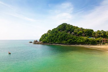 Tayland 'daki Koh Lanta adasındaki bambu körfezi ve plajının hava aracı görüntüsü. Kayalık sahil kenarındaki tropikal orman ve turkuaz suyu olan beyaz kum..