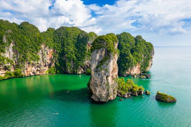 Ao Nang Kulesi, Tayland 'ın Yengeç kasabası yakınlarındaki ünlü kireçtaşı kayası. Hava aracı turkuaz denizin üzerindeki büyük kayalara bakıyor. Egzotik turizm beldesi.