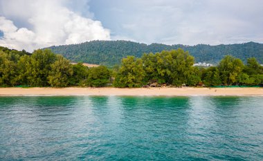 Koh Lanta adasının insansız hava aracı görüntüsü - Long Beach. Beyaz kumlu ve turkuaz okyanuslu ünlü tropik plaj. Arkadaki ada dağları.