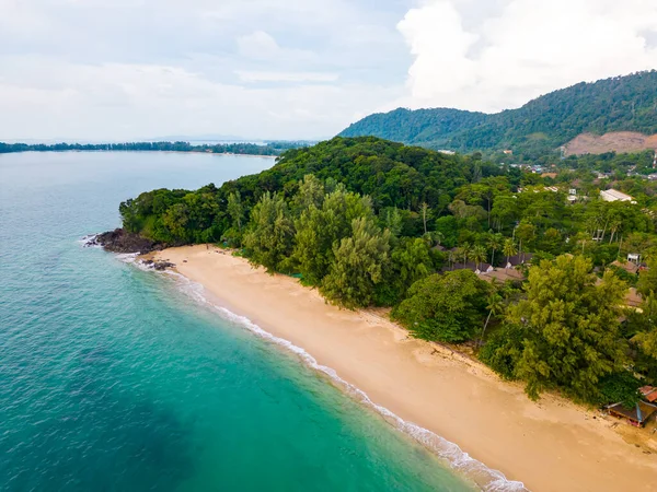 Koh Lanta adasının insansız hava aracı görüntüsü - Long Beach. Beyaz kumlu ve turkuaz okyanuslu ünlü tropik plaj. Arkadaki ada dağları.