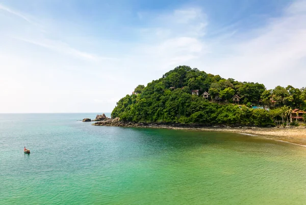 泰国Koh Lanta岛竹湾和海滩的空中无人驾驶飞机图像 靠近岩石海滩的热带森林和绿松石水的白沙滩 — 图库照片