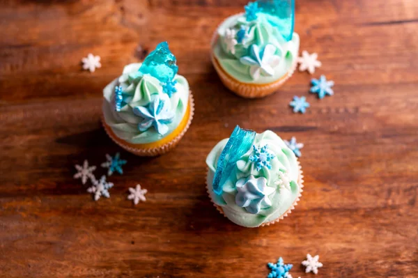 Cupcake Casă Culoare Albastră Plasat Birou Lemn Temă Iarnă Crăciun — Fotografie, imagine de stoc