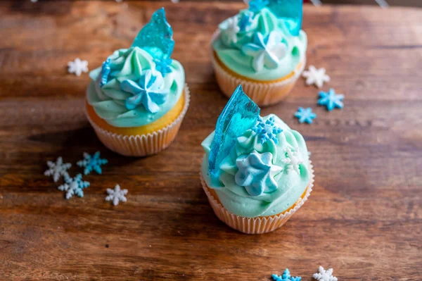 Hemgjord Muffins Blå Färg Placeras Trä Skrivbord Vinter Och Jul — Stockfoto