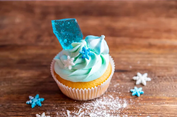 Σπιτικό Cupcake Μπλε Χρώματος Τοποθετημένο Ξύλινο Γραφείο Χειμώνας Και Χριστούγεννα — Φωτογραφία Αρχείου