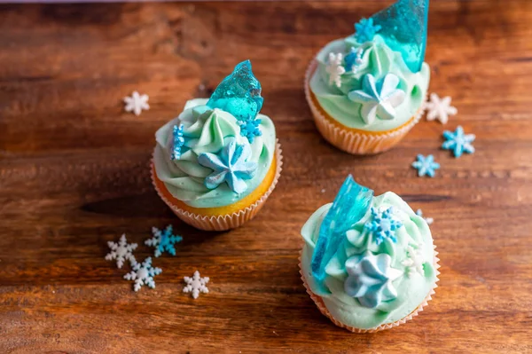 Hemgjord Muffins Blå Färg Placeras Trä Skrivbord Vinter Och Jul — Stockfoto