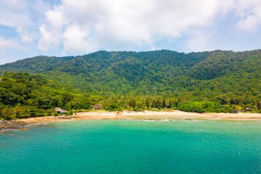 Tayland 'ın Ko Lanta adasındaki tropikal plajın insansız hava aracı görüntüsü. Meşhur hedefin kıyı şeridi manzarası. Saf turkuaz su ve beyaz kum..