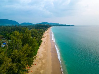 Tayland 'ın Ko Lanta adasındaki tropikal plajın insansız hava aracı görüntüsü. Meşhur hedefin kıyı şeridi manzarası. Saf turkuaz su ve beyaz kum..