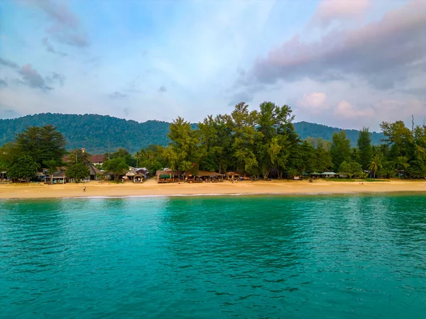 泰国科兰塔岛热带海滩的无人驾驶飞机图像 著名目标目的地的海岸线视图 清澈的绿松石水和白沙 — 图库照片