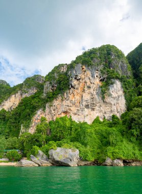 Tayland, Railay plajı yakınlarındaki kireçtaşı kayası. Krabi bölgesi. Egzotik turizm beldesi.