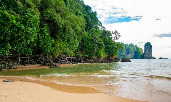 Maymun patikası Ao Nang plajından başlıyor, Krabi bölgesi, Tayland. Ormanda ahşap yol.