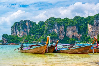 Tayland, Krabi 'deki Railay plajında uzun kuyruklu tekneler. Tropik cennet, turkuaz su ve beyaz kum..