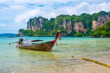 Tayland, Krabi 'deki Railay plajında uzun kuyruklu tekneler. Tropik cennet, turkuaz su ve beyaz kum..