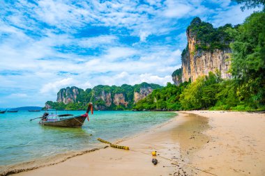 Tayland, Krabi 'deki Railay plajında uzun kuyruklu tekneler. Tropik cennet, turkuaz su ve beyaz kum..