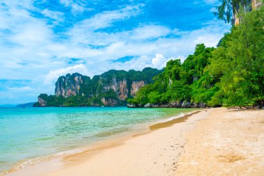 Tayland, Krabi 'deki Railay plajında uzun kuyruklu tekneler. Tropik cennet, turkuaz su ve beyaz kum..