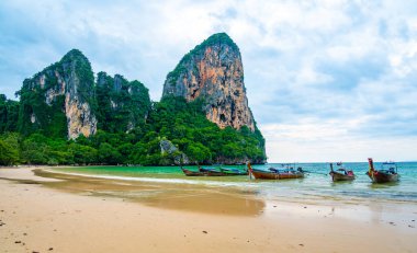 Tayland, Krabi 'deki Railay plajında uzun kuyruklu tekneler. Tropik cennet, turkuaz su ve beyaz kum..