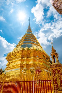 Wat Phra Doi Suthep, Tayland 'ın Chiang Mai şehrinin yakınlarında altın pagoda ile ünlü altın tapınak..